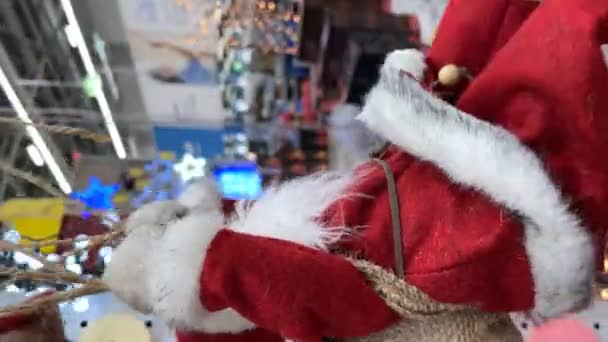 Ο Άγιος Βασίλης πουλιέται στο εμπορικό κέντρο. Χριστουγεννιάτικο σύμβολο. - Πλάνα, βίντεο