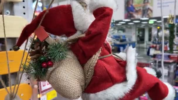 Санта-іграшка продається в торговому центрі. Різдвяний символ. - Кадри, відео