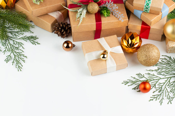 Πολλά χριστουγεννιάτικα δώρα με εορταστική διακόσμηση βρίσκονται σε λευκό φόντο με ένα μέρος για να γράψετε το κείμενο. Χριστουγεννιάτικη κάρτα. - Φωτογραφία, εικόνα