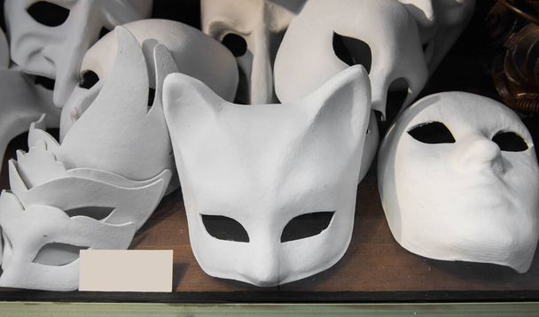 Άχρωμη και άχρωμη λευκή μάσκα. Παραδοσιακές Βενετικές Μάσκες για το Καρναβάλι της Βενετίας, Ιταλία. Όμορφες κομψές Βενετικές Μάσκες. - Φωτογραφία, εικόνα