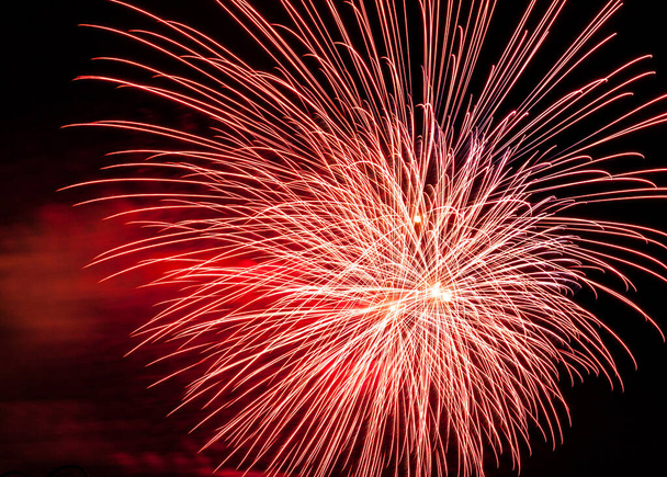 Piękne fajerwerki na nocnym niebie na Nowy Rok i Niezależność - Zdjęcie, obraz