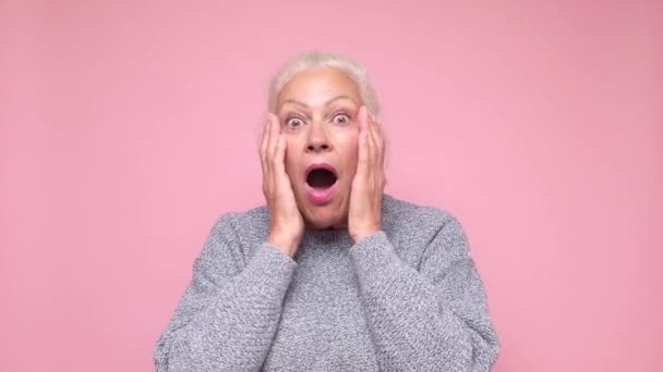 Senior hispanic woman being amazed with opened mouth because of surprise - Metraje, vídeo