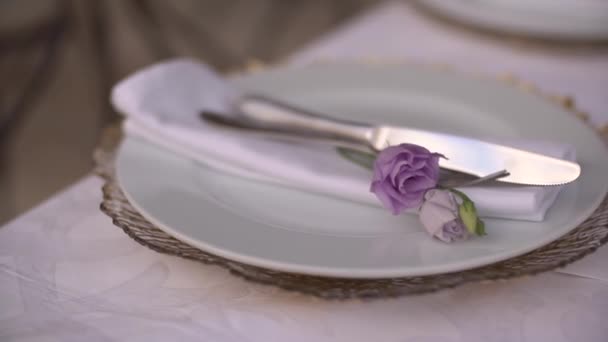 table setting at a wedding banquet decorated with lisianthus flowers close-up - Footage, Video