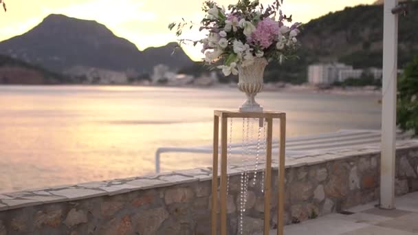 florero elegante con un ramo de peonías, lisianthus, delfinios y ramas de olivo, decoración de la boda - Imágenes, Vídeo