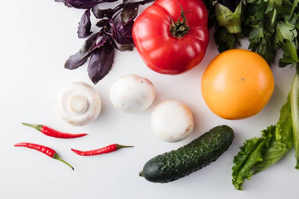 Widok z góry warzyw. Pomidor, grzyby, bazylia, ogórek, pieprz, sałata. - Zdjęcie, obraz