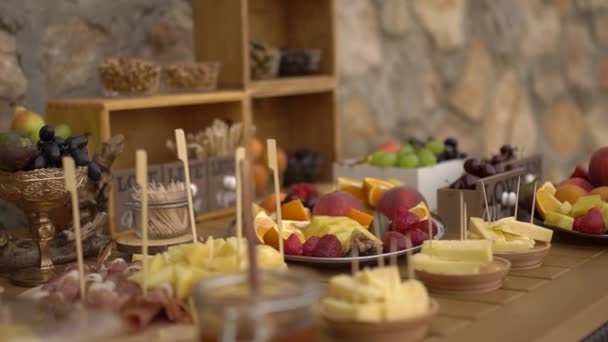 buffet de bodas con aperitivos de frutas en una mesa de madera - Metraje, vídeo