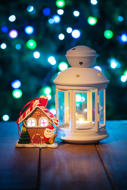 Lanterna natalizia con decorazioni. Biglietto di Capodanno - Foto, immagini