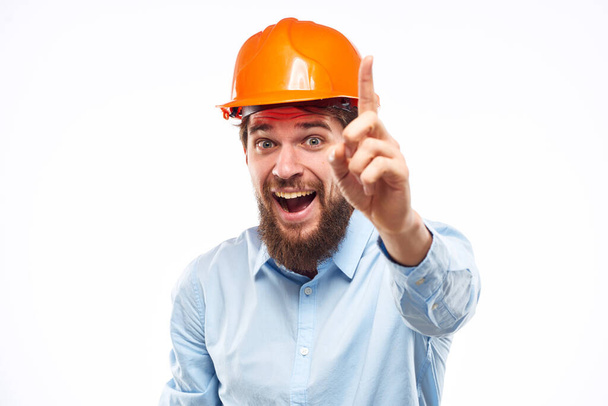 άνθρωπος στην κατασκευή ομοιόμορφη πορτοκαλί χρώμα βιομηχανία επαγγελματική περικοπή άποψη - Φωτογραφία, εικόνα