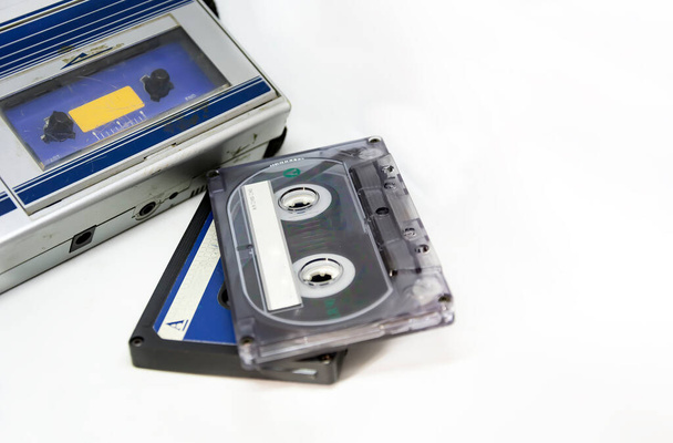 Antiguo reproductor de cassette de cinta de audio estéreo portátil. Tecnología obsoleta. 80. Escuchando música. - Foto, imagen