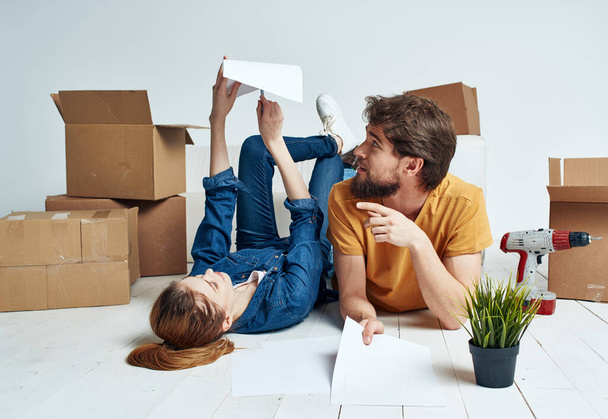 Мужчины и женщины в новой квартире переезжают ремонт коробки вещи - Фото, изображение