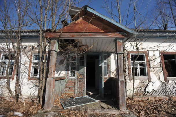 Escuela en pueblo abandonado Tolstyi Les, paisaje post apocalíptico, temporada de invierno en la zona de exclusión de Chernobyl, Ucrania - Foto, Imagen