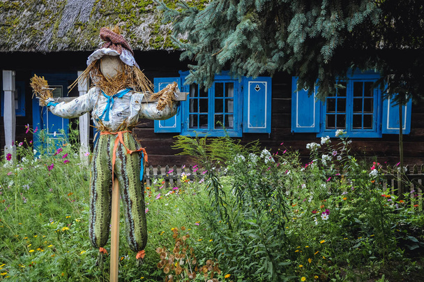Strašák před dřevěnou chatou v muzeu pod širým nebem v Olsztynkově městečku Olsztyn County v provincii Warmia-Mazury, Polsko - Fotografie, Obrázek