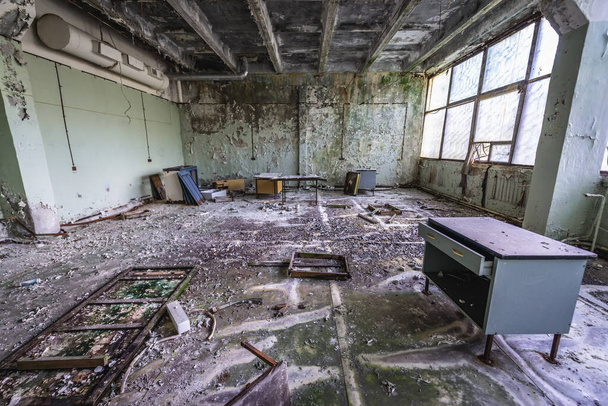 Ukrayna 'nın Çernobil Yasaklama Bölgesi' ndeki Pripyat 'taki eski fabrika binası. - Fotoğraf, Görsel