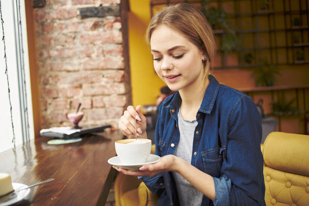 Mujer con una taza de café café estilo de vida de vacaciones mañana ejecutiva - Foto, imagen