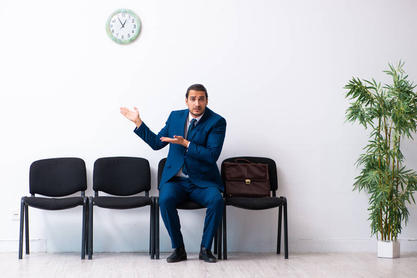 Joven hombre de negocios esperando una entrevista en la sala - Foto, imagen