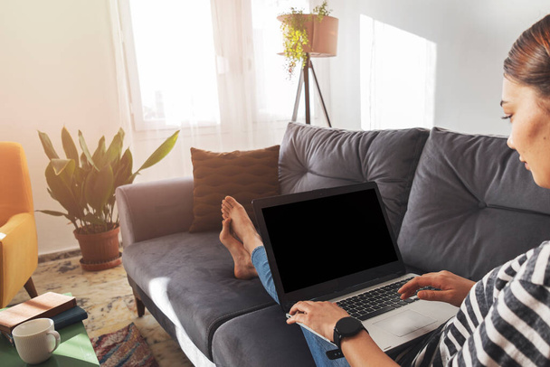 Schöne junge Frau arbeitet zu Hause am Laptop. - Foto, Bild