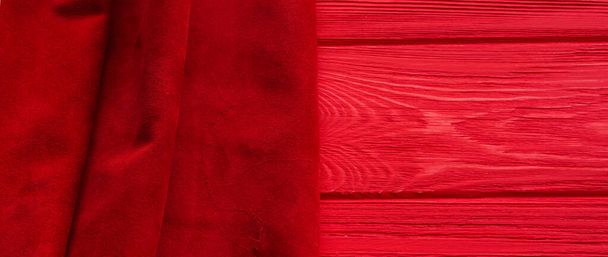 Κόκκινο ματ φόντο από suede ύφασμα, closeup. Ξύλινη κόκκινη σανίδα. Υλικό από πίλημα - Φωτογραφία, εικόνα