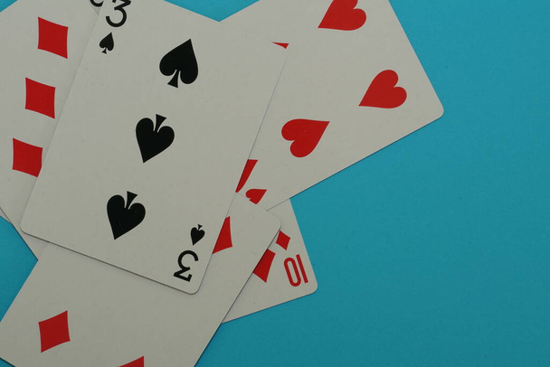 Spielkarten isoliert auf blauem Hintergrund - Foto, Bild