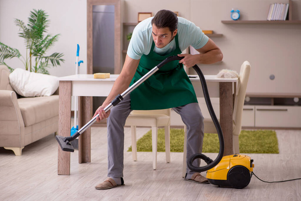 Jeune homme entrepreneur nettoyage de la maison - Photo, image