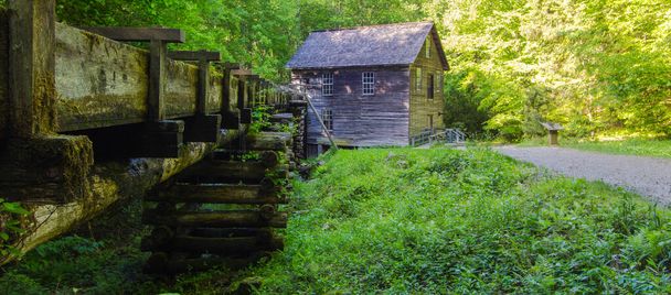 Tarihi Grist Mill Panorama. Büyük Smoky Dağları Ulusal Parkı 'ndaki tarihi Mingus Mill' in dışı. Bu, özel mülk değil, ulusal park içindeki tarihi bir yapı..  - Fotoğraf, Görsel