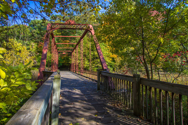 Парк Исторический мост в Батл-Крик, штат Мичиган, использует исторические мосты из штата Мичиган на своих туристических тропах. Это включает в себя часть тропы Северной страны. - Фото, изображение