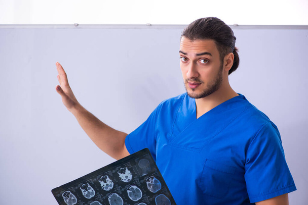 ホワイトボードの前で若い男性医師放射線科医 - 写真・画像