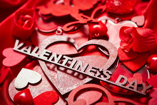 hermosas decoraciones rojas para el día de San Valentín en tela de seda roja  - Foto, Imagen