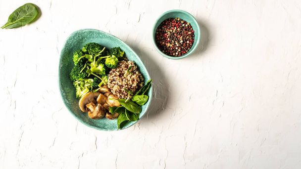 Salade saine avec quinoa, épinards, brocoli, champignons et microverts. Format de bannière longue, vue du dessus. - Photo, image