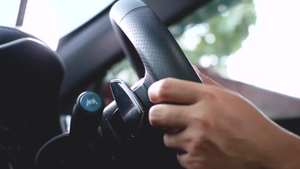 Close-up de uma mulher segurando um volante e empurrando um botão de mudança de velocidades usando o Paddle Shift e ficando melhor poder de condução. Conceito de transporte. - Filmagem, Vídeo