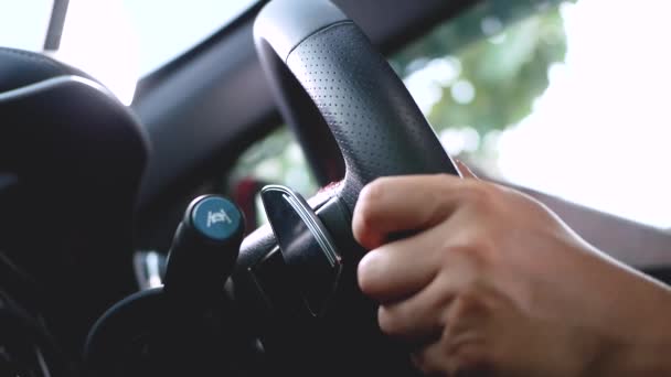 Detailní záběr ženy držící volant a tlačící řadicí páku pomocí Paddle Shift a získávající lepší jízdní sílu. Koncept dopravy. - Záběry, video