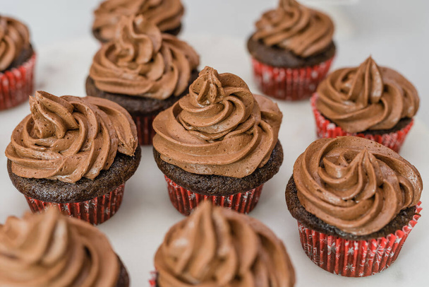 Chocolade cupcakes met chocolade boterroom glazuur close-up - Foto, afbeelding
