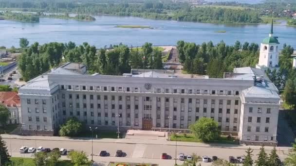 ドリーズームだ。ロシア、イルクーツク。イルクーツク地方政府の建物、スペランスキー伯爵の地域 - 映像、動画