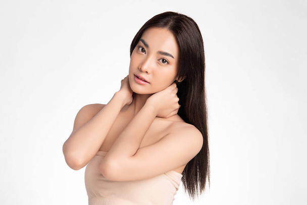 Belle jeune femme asiatique avec une peau propre et fraîche sur fond blanc, Soins du visage, Soins du visage, Cosmétologie, beauté et spa, Portrait de femmes asiatiques - Photo, image
