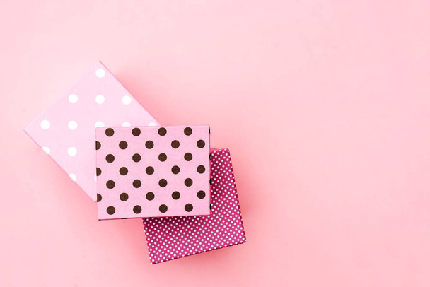 Gift boxs on paste pink background. - Foto, afbeelding