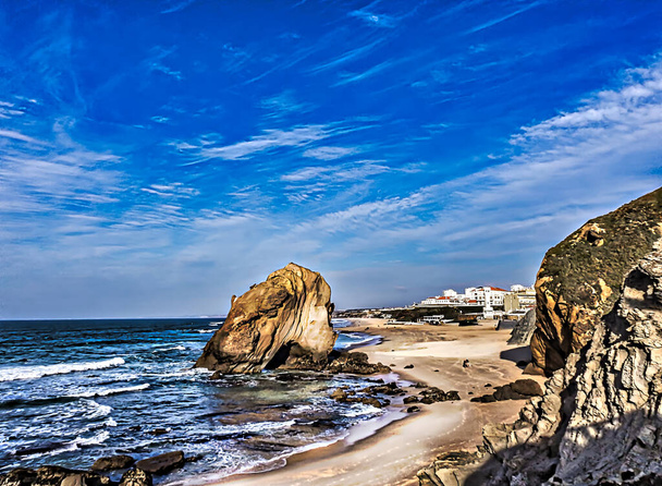 Θαλάσσιο τοπίο με βράχια στη θάλασσα και συννεφιασμένο ουρανό με ηλιαχτίδες - Φωτογραφία, εικόνα