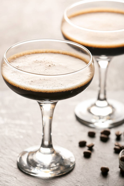 Δύο ποτήρια γευστικό κοκτέιλ espresso στο τραπέζι - Φωτογραφία, εικόνα