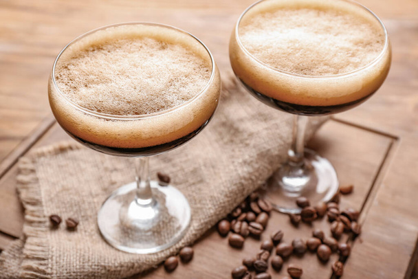 Due bicchieri di gustoso cocktail espresso martini su tavola di legno - Foto, immagini