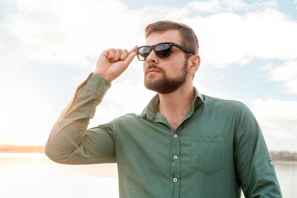 Przystojny mężczyzna w stylowych okularach przeciwsłonecznych na zewnątrz - Zdjęcie, obraz