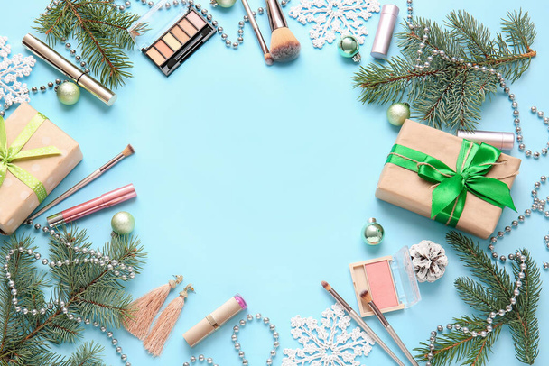 Composição de Ano Novo com cosméticos de maquiagem em fundo de cor - Foto, Imagem