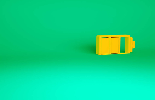 緑の背景に隔離されたオレンジのバッテリー充電レベルインジケータアイコン。最小限の概念。3Dイラスト3Dレンダリング. - 写真・画像