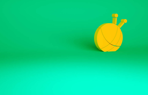 緑の背景に隔離された編み針のアイコンとオレンジ糸のボール。手作り、編み物やテーラーメイドショップのためのラベル。最小限の概念。3Dイラスト3Dレンダリング. - 写真・画像