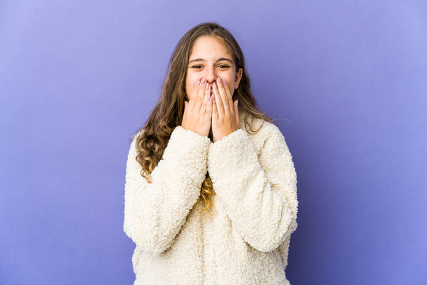 Young caucasian cute woman laughing about something, covering mouth with hands. - Foto, imagen