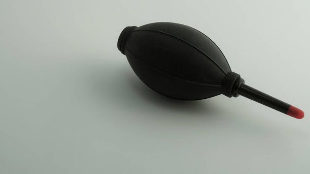 Black Air Blaster Staubsauger auf weißem Hintergrund für Kameraobjektive. Kopierraum - Foto, Bild