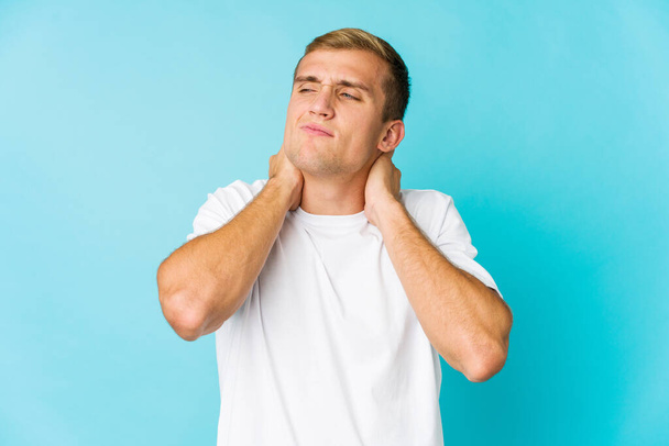 Jonge blanke knappe man lijdt nekpijn door zittende levensstijl. - Foto, afbeelding