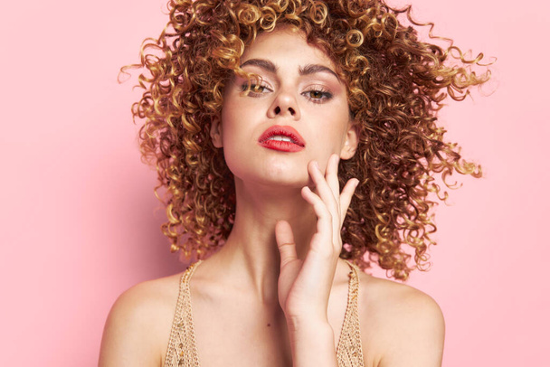 セクシーなモデルCurly髪赤口紅モデル明るいメイク  - 写真・画像