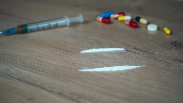 adicto huele pista de cocaína con factura enrollada - Imágenes, Vídeo