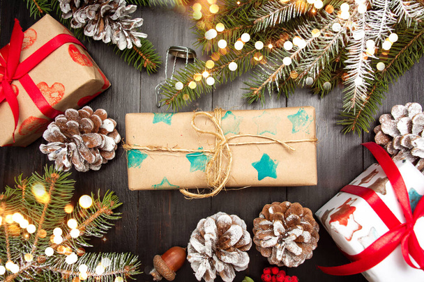 Зимові святкові різдвяні та новорічні символи, що складаються з загорнутих подарункових коробок, ялинки та конусів сосни плоский фон
 - Фото, зображення