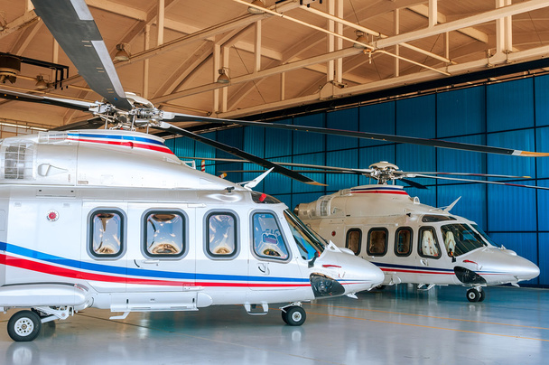 Helikopterit hangaarissa
 - Valokuva, kuva