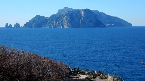 Massa Lubrense, Campania, Italia - 15 de febrero de 2020: Isla de Capri desde Punta Campanella - Metraje, vídeo