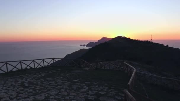 Massa Lubrense, Kampanien, Italien - 15. Februar 2020: Blick auf die Insel Capri vom Gipfel des Monte Costanzo bei Sonnenuntergang - Filmmaterial, Video